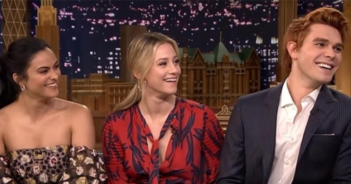 Riverdale Season 2 Archie Questions If It S Too Late For Him To Date Betty