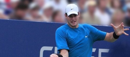 John Isner defeated Leonardo Mayer, 6-0, 6-3, to reach the quarterfinals. [Image Credit: Emmett Hume/Wikimedia Commons]