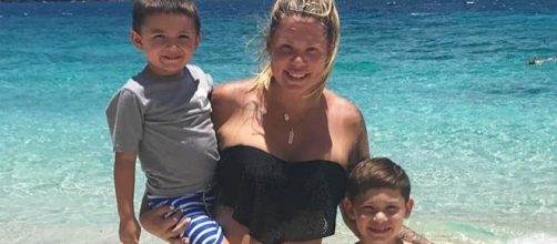 Kailyn Lowry enjoys a tropical vacation with her sons. [Image via kaillowry/Instagram]