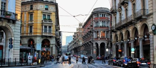 Torino: auto spara aghi-proiettili sui passanti.