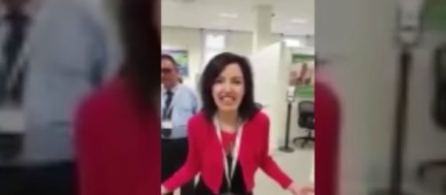 Un frame del video che ritrae la direttrice della filiale di banca Intesa Sanpaolo