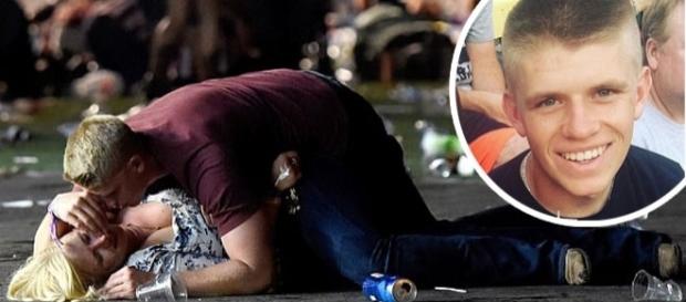 Tânărul încearcă să acopere ochii femeii blonde în încercarea ca aceasta să nu vadă carnagiul din jurul ei - Foto Daily Mail ( © Getty Images) Tânărul încearcă să acopere ochii femeii blonde în încercarea ca aceasta să nu vadă carnagiul din jurul ei - Foto Daily Mail ( © Getty Images)
