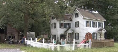 The Virginia home where 5 children were found living in filthy conditions with two toddlers caged. [Image: YouTube/WAVY TV 10]