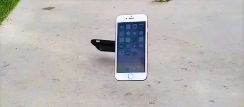 Apple iPhone 8 cade rovinosamente al suolo