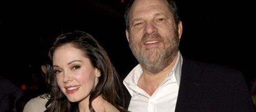 Harvey Weinstein e Rose McGowan durante un evento.