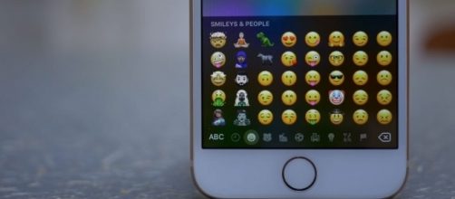 New Emoji's on iOS 11.1 Beta (via YouTube - iupdateos)