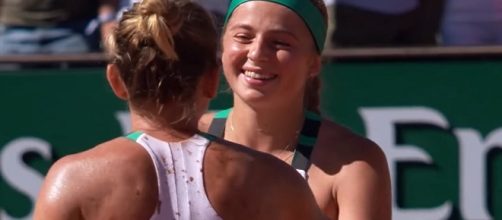 Ostapenko and Halep shaking hands at the of the 2017 French Open fiinal. [Image Credit: WTA/YouTube]