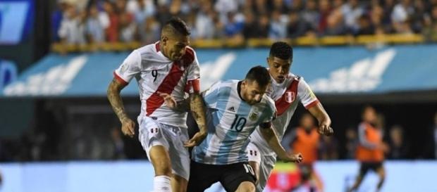 Argentina no pudo contra Perú en su último partido como local. Foto: Conmebol. Argentina no pudo contra Perú en su último partido como local. Foto: Conmebol.