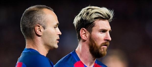 Iniesta se desmarca de Messi, Piqué y Suárez Iniesta se desmarca de Messi, Piqué y Suárez