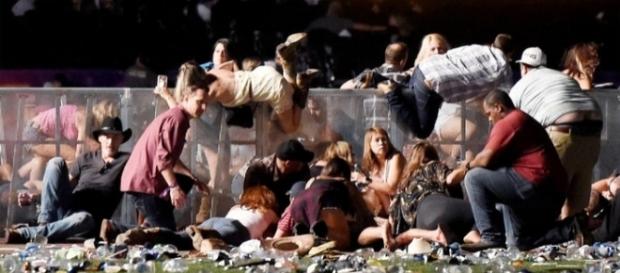 Konzertbesucher in der Paniksuche nach dem Schutz vor Schüssen (Foto: Schweizer Illustrierte) Konzertbesucher in der Paniksuche nach dem Schutz vor Schüssen (Foto: Schweizer Illustrierte)