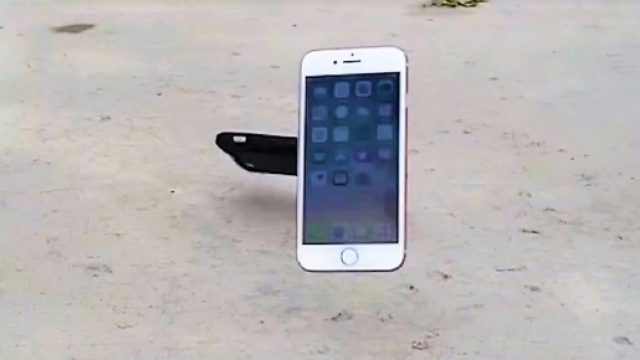 Apple iPhone 8 cade rovinosamente al suolo