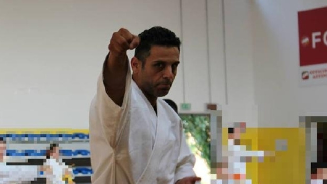 Maestro di karate arrestato per abusi su minori.