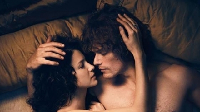 Outlander : Starz annonce un épisode torride avec une nouvelle affiche promo de Jamie et Claire #SamHeughan #CaitrionaBalfe