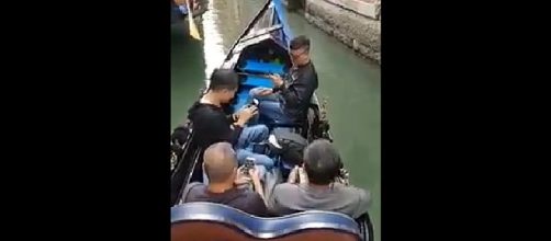 A gondolier in Venice despaired over his passengers, who spent the whole time looking at their phones [Image: Facebook video/Blogo]