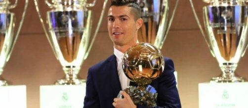 Cristiano Ronaldo subastó réplica del balón de oro que ganó en 2013 - merca20.com