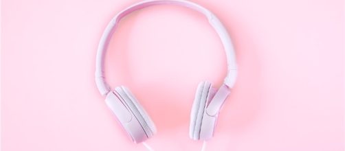 Headsets, music, pink background, player, beautiful- [whoalice-moore /Pixabay]