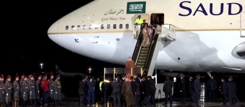 King Salman bin Abdulaziz was forced to walk down the stairs from his plane [Image: YouTube/TIME]