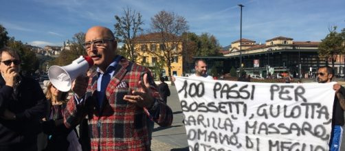 L'avvocato Claudio Salvagni difensore di Massimo Bossetti parla alla manifestazione foto di Marta Migliardi