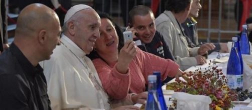 Una foto del pranzo in compagnia di Papa Francesco