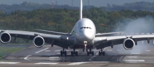 În imagini este surprins momentul terifiant al aterizării uriașului AIRBUS A380 care face drifturi pe pistă - Foto: Daily Mail În imagini este surprins momentul terifiant al aterizării uriașului AIRBUS A380 care face drifturi pe pistă - Foto: Daily Mail