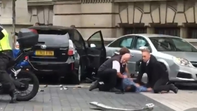 Londra, un uomo &egrave; stato immobilizzato dopo l'incidente