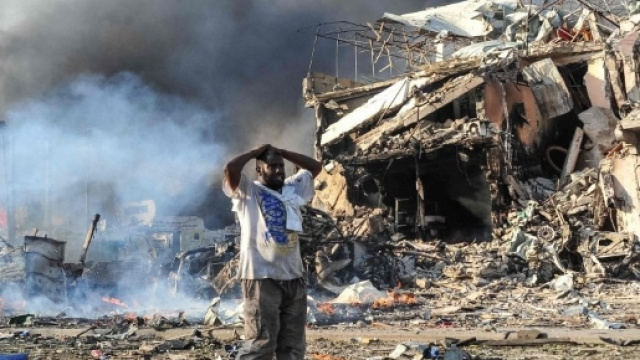 Un camion-bomba esplobe davanti all'Hotel Safari, a Mogadiscio