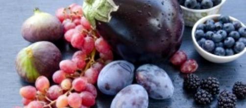 Frutti e ortaggi blu, scuri e rossi, antiossidanti e antinfiammatori ad azione antiobesità.