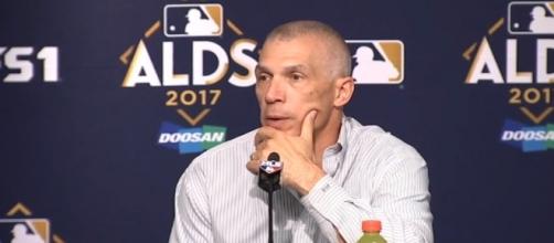 NY Yankees manager Joe Girardi speaking to the press about ALDS Game 2 [Image via MLB/YouTube screencap]