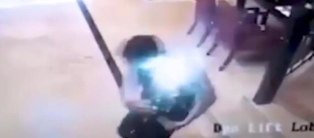 Após o celular explodir, a camisa do homem começou a pegar fogo (Foto: Captura de vídeo) Após o celular explodir, a camisa do homem começou a pegar fogo (Foto: Captura de vídeo)