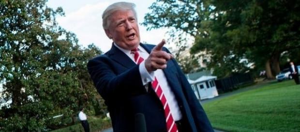 Donald Trump vorbește cu reporterii pe peluza de la Casa Albă - Photo: theguardian.com ( Alex Edelman/AFP/Getty Images) Donald Trump vorbește cu reporterii pe peluza de la Casa Albă - Photo: theguardian.com ( Alex Edelman/AFP/Getty Images)