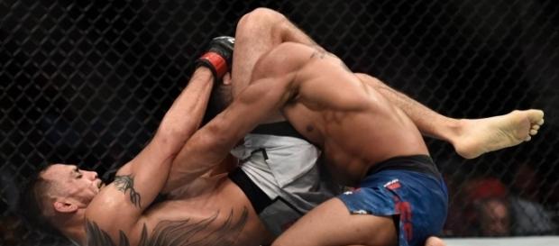 Ferguson con un letal triangle choke, derrotó a Kevin Lee. Ferguson con un letal triangle choke, derrotó a Kevin Lee.