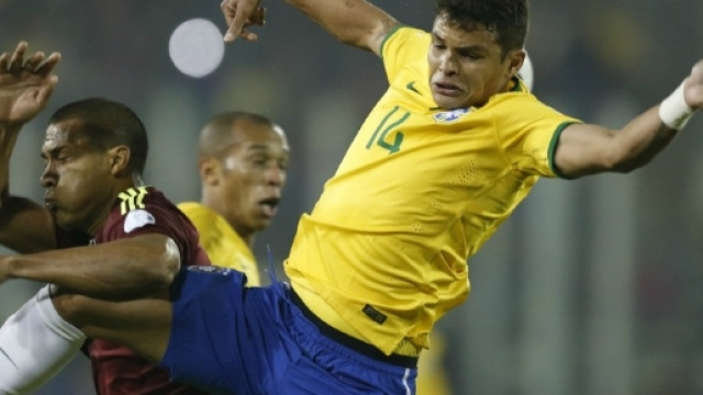Brésil: Thiago Silva sort sur blessure - Football - Sports.fr - sports.fr