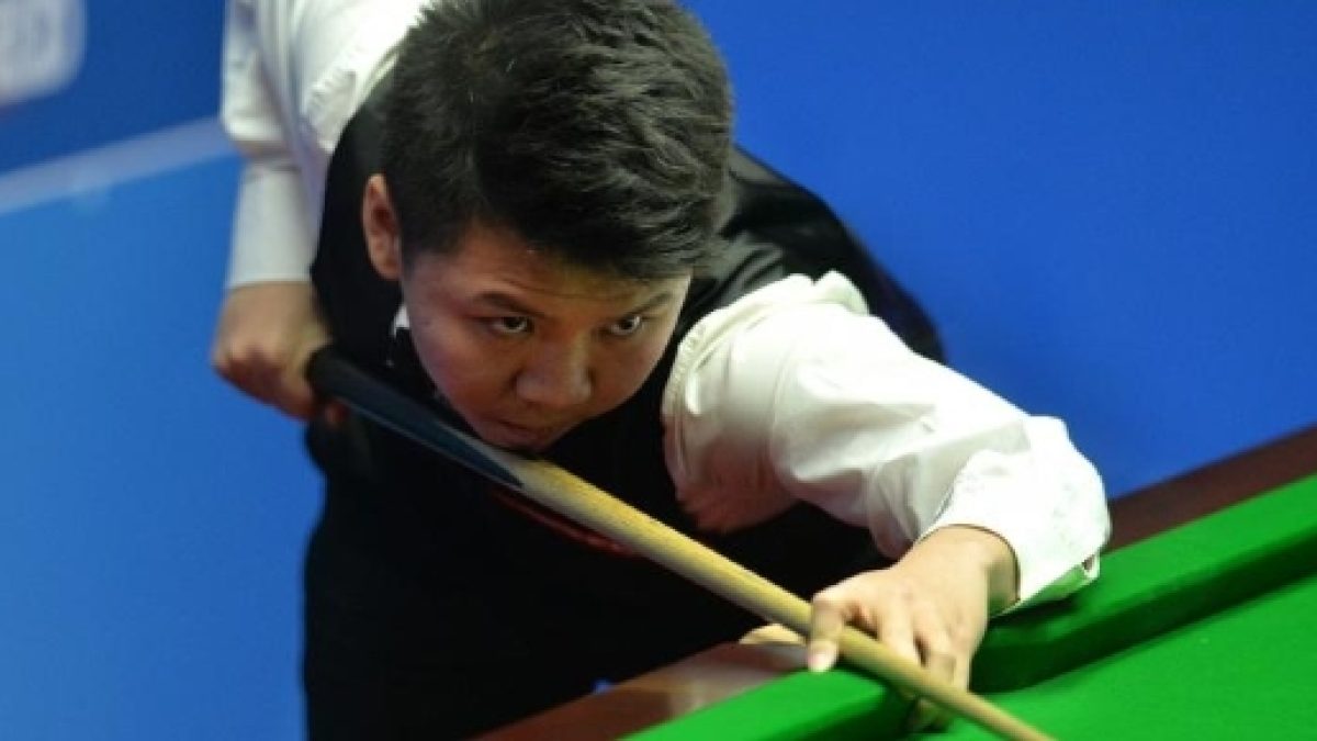 Snooker Zhou Yuelong in focus