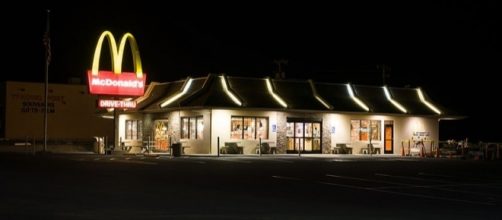 McDonald's store at night. [Image Credit: Adam Kliczek/Wikimedia]