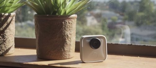 The new AI-powered camera called Google Clips. [Image Credit: The Verge/YouTube]