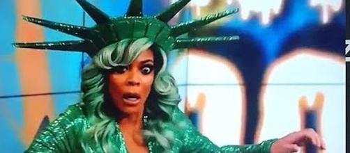 Wendy Williams passes out on live television [Image: The Daily News/YouTube]