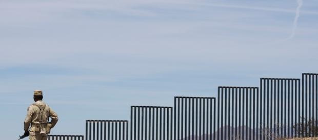 Cuerpos de seguridad vigilando la frontera entre México y EEUU. Cuerpos de seguridad vigilando la frontera entre México y EEUU.