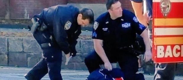 Momentul prinderii și arestării teroristului din New York - Foto: Daily Mail (Sursa Twitter) Momentul prinderii și arestării teroristului din New York - Foto: Daily Mail (Sursa Twitter)