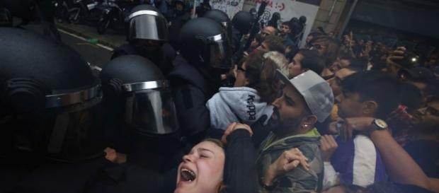Nunca se deberían haber visto imágenes del atropello ciudadano a votantes Nunca se deberían haber visto imágenes del atropello ciudadano a votantes