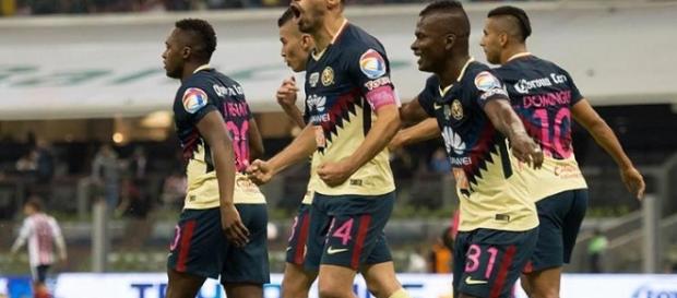 Oribe Peralta anotando un gol contra las Chivas Oribe Peralta anotando un gol contra las Chivas
