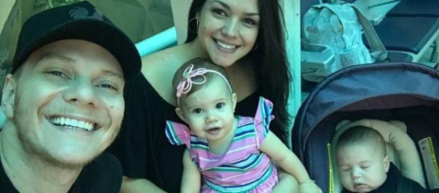 Thaís, ao lado de sua família, já recuperada de todo ocorrido Thaís, ao lado de sua família, já recuperada de todo ocorrido