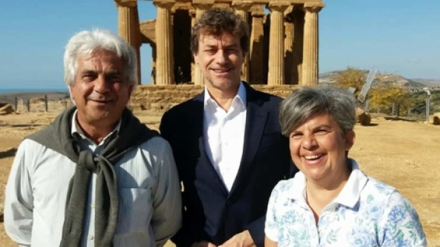 alberto angela con il direttore dell'ente parco di agrigento e una archeologa (fonte agrigentonotizie.it)