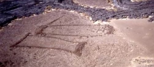 7,000 year old stone structures photographed in Saudi Arabia. [Image via PatrynWorldLatestNews/Youtube].