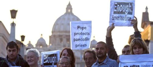 Manifestazione in Vaticano contro i preti pedofili - today.it