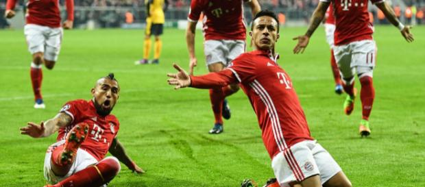Bayern Spieler feiern den Torerfolg (Quelle: dailymail.co.uk) Bayern Spieler feiern den Torerfolg (Quelle: dailymail.co.uk)