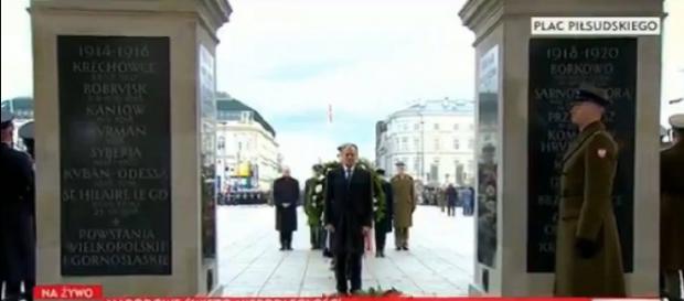 Donald Tusk podczas składnia kwiatów na Grobie Nieznanego Żołnierza (screen Twitter). Donald Tusk podczas składnia kwiatów na Grobie Nieznanego Żołnierza (screen Twitter).