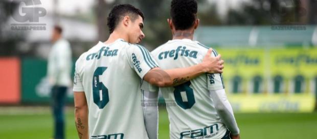 Egídio ao lado de Tchê Tchê, ambos do Palmeiras Egídio ao lado de Tchê Tchê, ambos do Palmeiras