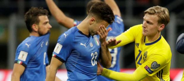 Emil Forsberg consuela a El Sharaawy después de la eliminación de Italia. mirror.co.uk Emil Forsberg consuela a El Sharaawy después de la eliminación de Italia. mirror.co.uk