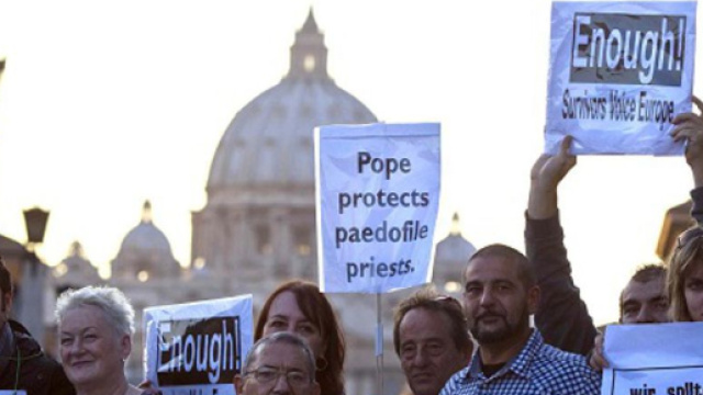 Manifestazione in Vaticano contro i preti pedofili - today.it