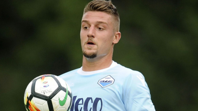 Milinkovic Savic controlla la sfera a testa alta